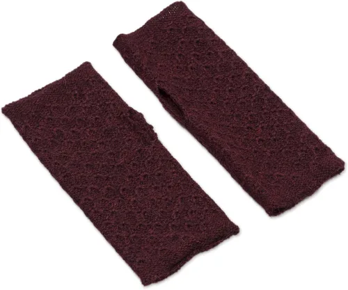 Vista 4 de NOVICA Manoplas 100% hechas a mano de alpaca bebé sin dedos con estampado de lana granate, guantes de accesorios de lana burdeos Perú 'Patrón