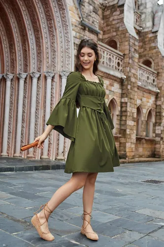 Vista 4 de Scarlet Darkness Vestido renacentista para mujer, manga larga, acampanado, medieval, cuello cuadrado, vestido de patinadora con bolsillos