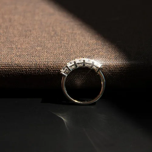 Vista 4 de Anillo de moissanita eternidad, anillos de boda para mujer, 2.0 quilates, 5 piedras, anillo de moissanita de plata de ley 925 con chapado en oro
