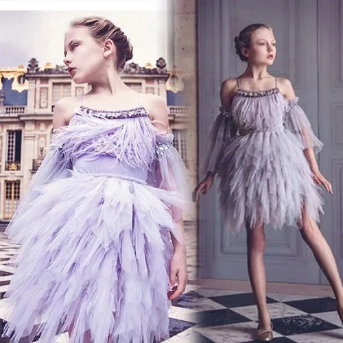 Vista 2 de Disfraz de princesa de cisne para niña, vestido de bailarina de plumas, con volantes, flecos, tul, tutú para fiesta, graduación, vestido escalonado