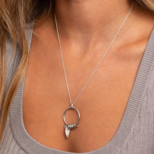 Vista 4 de MYKA - Collar circular personalizado con cuentas grabadas y piedra de diamante - Colgante redondo con dijes colgantes - Regalo de joyería