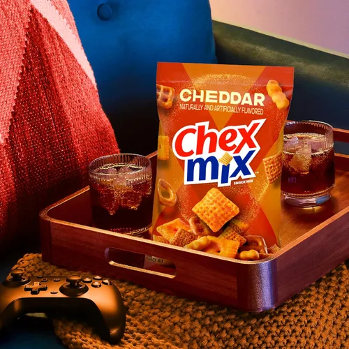 Vista 6 de Chex Mix Mezcla de aperitivos, cheddar, bolsas de aperitivos salados, paquete múltiple, 1.75 onzas, 10 unidades Corn & Wheat Chex, Cheese Crackers