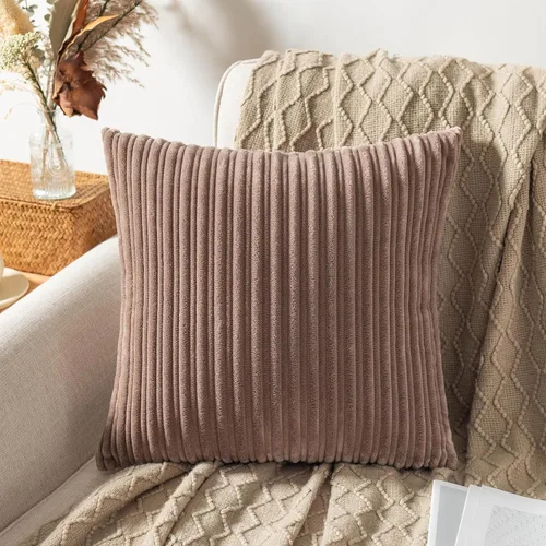 Vista 150 de UGASA - Fundas de almohada decorativas de terciopelo suave y sólidas de Navidad para sala de estar/sofá, 16 x 16 pulgadas, 2 unidades, color burdeos