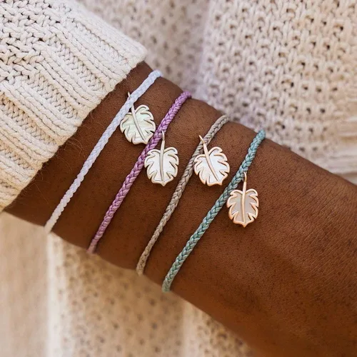 Vista 3 de Pura Vida Pulsera Monstera de plata u oro rosa con nácar - 100% impermeable, banda ajustable
