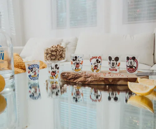 Vista 3 de Disney - Juego de 6 vasos de chupito de whisky vintage de Mickey Mouse de 2 onzas, para el hogar