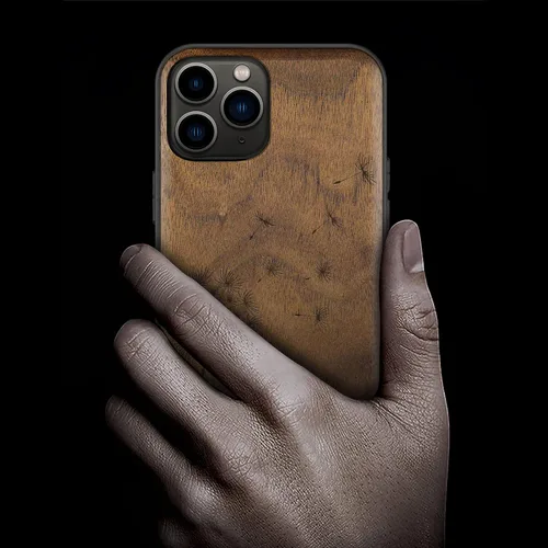 Vista 2 de Carveit Funda de madera para iPhone 11 Pro Max [madera natural y TPU suave negro] a prueba de golpes, protector de teléfono de madera único Nuez-11