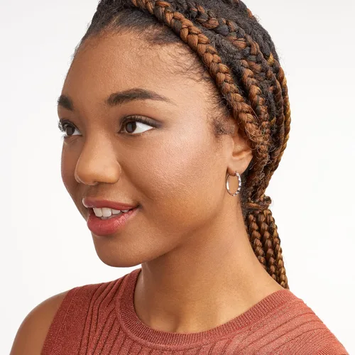 Vista 4 de MORGAN & PAIGE . Aretes de aro de plata de ley 925 bañados en rodio creados en laboratorio alternados de zafiro azul y blanco para mujer, joyería