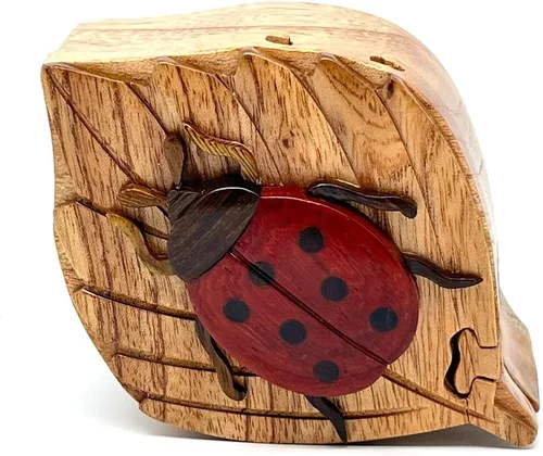 Vista 4 de Lady Bug - Caja de rompecabezas de madera secreta de Intarsia, hecha a mano de maderas exóticas naturales
