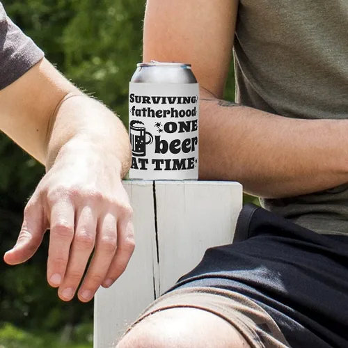 Vista 4 de Style In Print Fundas para el Día del Padre para latas Enfriador de bebidas Sobreviviendo a la paternidad a la vez 1 Cerveza a la vez Papá Buceo