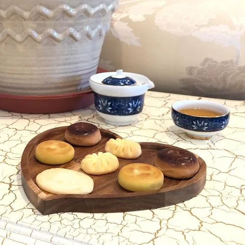 Vista 5 de JB Home Collection, Bandeja romántica de madera de acacia con forma de corazón, bandeja para servir aperitivos, pasteles, frutas, frutos secos