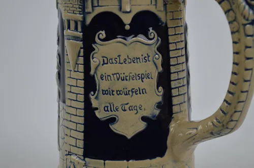 Vista 9 de Essence of Europe Gifts 0.6 litros OktoberfestHaus - Jarra alemana con tapa Das Leben Ist Ein Wurfelspiel Wir Wurfeln All Tage