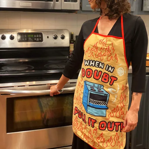 Vista 2 de When in Doubt Pull It Out Delantal divertido horno hornear cocina gráfica bata de cocina