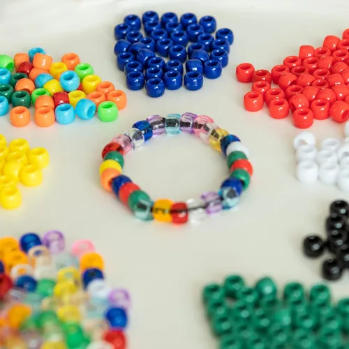 Vista 3 de Más de 1000 cuentas multicolor neón de 9 x 6 pulgadas, cuentas brillantes para manualidades, pulseras y proyectos de arte creativo para 4 años