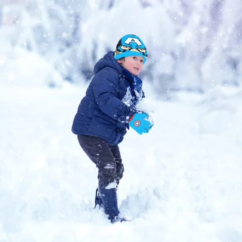 Vista 4 de Marvel Avengers - Juego de sombreros de invierno y guantes de nieve para niños y niños pequeños con lindos guantes y gorro suave pompones esponjosos