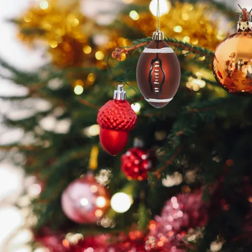 Vista 9 de Toyvian 6 adornos de fútbol de Navidad, decoraciones de bolas de árbol de Navidad para deportes de fútbol, decoraciones de fiesta de Navidad
