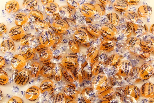Vista 5 de Planet Sweets Caramelo duro con botones de canela sin azúcar, 1.5 libras, caramelos a granel envueltos individualmente