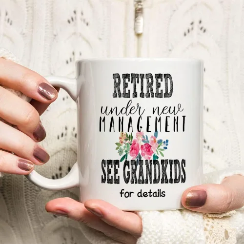 Vista 3 de Fatbaby Regalos de jubilación para mujeres, taza de café con texto en inglés "Retirement Under New Management" para ver a los nietos, taza de café