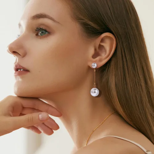 Vista 2 de Aretes largos de perlas doradas para mujer, aretes colgantes de perlas blancas con borlas para adolescentes, niñas, cumpleaños, día de San Valentín
