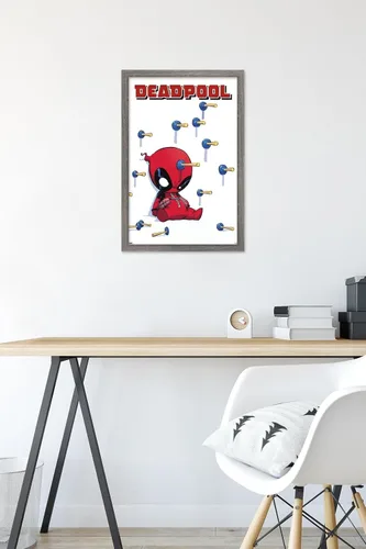 Vista 6 de Trends International Marvel Comics Deadpool - Póster de pared de dardos, 22.4 pulgadas de largo x 14.7 W, versión enmarcada de madera de granero