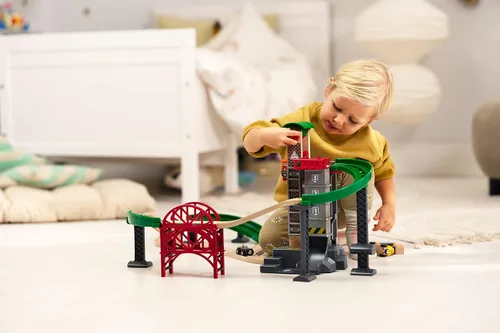 Vista 2 de BRIO World Lift & Load Warehouse Set - Juego de tren de madera de 32 piezas, funciona con todos los juegos de ferrocarriles de madera, incluye