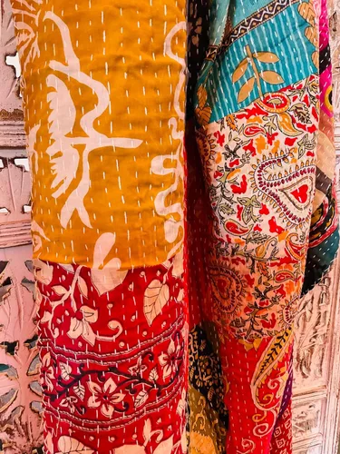 Vista 8 de Edredón Kantha de algodón vintage indio de 55 x 85 pulgadas, parches surtidos de algodón Kantha bordado a mano, juego de 1