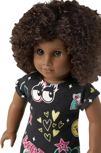 Vista 2 de Muñeca American Girl Truly Me de 18 pulgadas #112 con ojos cafés, cabello castaño oscuro, piel profunda, vestido de camiseta negra, para edades 6+