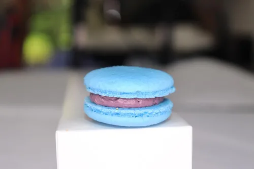 Vista 3 de Macaron Bites® - Macarons franceses azules y blancos, caja de regalo de galletas gourmet