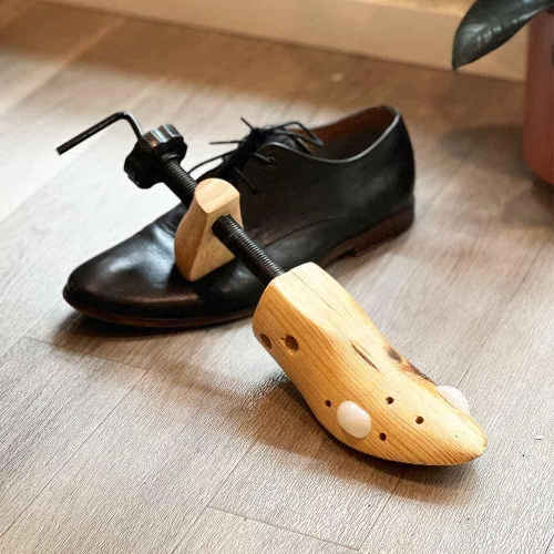 Vista 2 de Camilla ajustable para zapatos Unisex de madera elástica