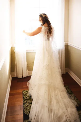 Vista 4 de Star Celestial Draped Wedding Cape Veil Silver or Gold, Cathedral Length (108 inches) (Silver)