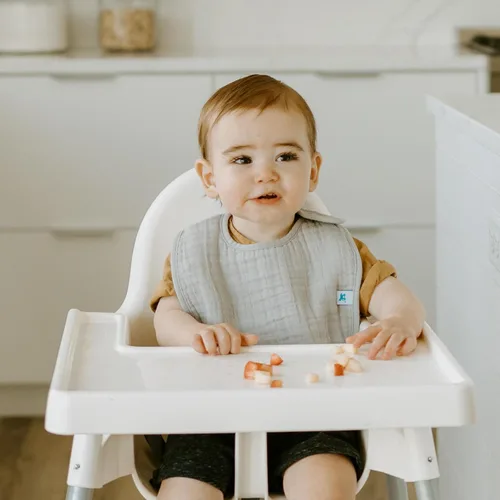 Vista 6 de Little Unicorn Paquete de 3 baberos clásicos de alta calidad, ajustable a medida que crece el bebé, tela suave en la piel, ideal para los que comen