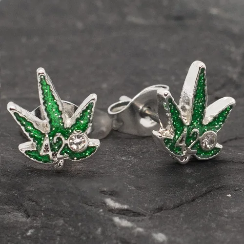 Vista 3 de Pierce2GO Aretes tipo dormilona de acero inoxidable con símbolo 420, hoja de maceta verde, aretes de acero quirúrgico para mujeres y hombres, juego