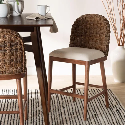 Vista 2 de Bali & pari Denver - Taburete moderno bohemio de madera de acacia y hierba marina con acabado marrón nogal