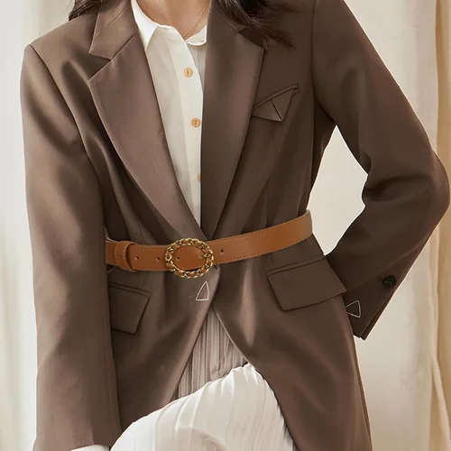 Vista 105 de Cinturón de cuero clásico con hebilla de metal para mujer con vestido de jeans