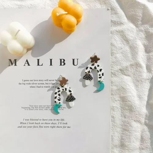 Vista 3 de Aretes colgantes de acrílico transparente con flores brillantes Y2K con diseño de mariposa, estrella, luna, fruta, para mujeres y niñas
