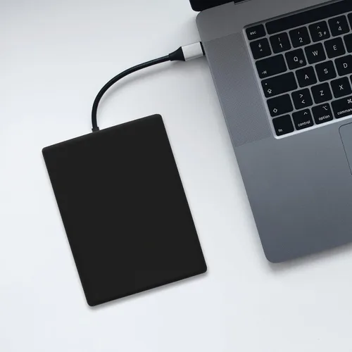 Vista 3 de kwmobile Funda de silicona compatible con HP Portable SSD P500 - Funda protectora para unidad SSD - Negro