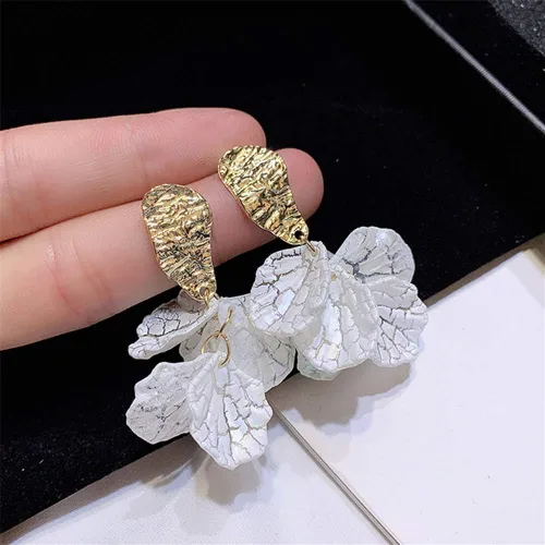 Vista 5 de Just Follow Aretes colgantes de pétalos de rosa blanca para mujeres y niñas, aretes de borla de acrílico largos con diseño floral exagerado