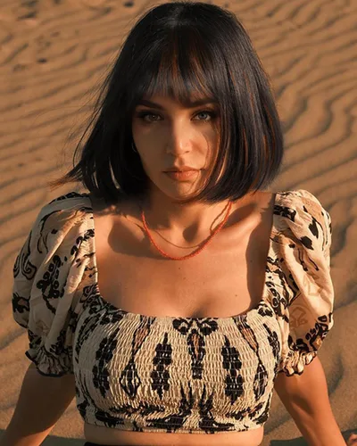 Vista 18 de YYHR Peluca corta estilo Bob con flequillo de 10 pulgadas, pelucas de cabello sintético lacio Yaki claro, pelucas cortas de corte Bob negro con 1b