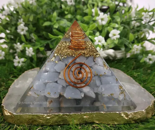 Vista 2 de Pirámide de orgón con cristal de angelita y punta de cuarzo de bobina curativa, piedras curativas naturales, generador de energía de orgonita