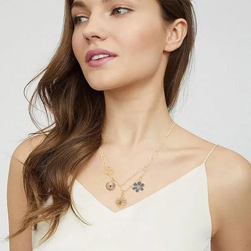 Vista 6 de HUASAI Collar Grueso de Oro para Mujer Collar con Dijes Collar Delicado de Cadena Eslabón de Oro Collares con Dijes de Corazón Estrella Lazo Concha