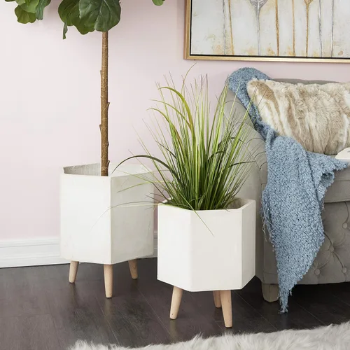 Vista 4 de CosmoLiving by Cosmopolitan - Maceta geométrica de óxido de magnesio para interiores y exteriores, maceta hexagonal grande con patas de madera