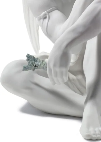 Vista 3 de LLADRÓ Figura de ángel protector. Figura de ángel de porcelana.