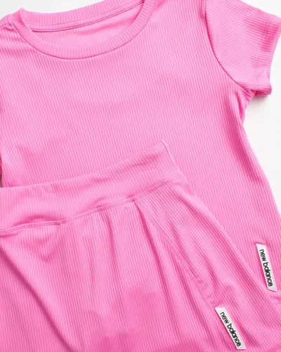 Vista 2 de New Balance Conjunto de falda para niña, 2 piezas, camiseta de manga corta y falda pantalón (talla 7-16)