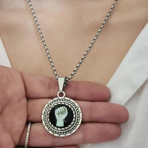 Vista 2 de Collar con dije de puño levantado, joyería para hombres y mujeres, hecho a mano