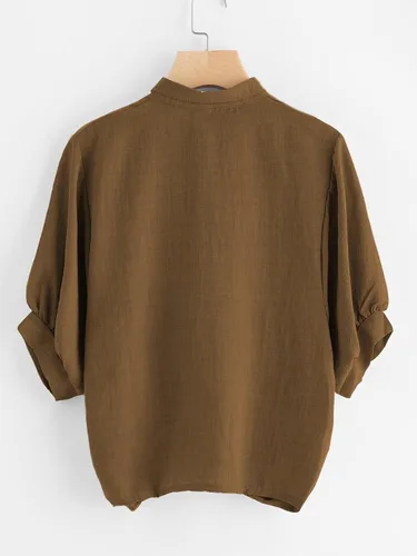 Vista 2 de Milumia Blusa de trabajo con cuello de farol de manga corta para mujer, dobladillo plisado con botones