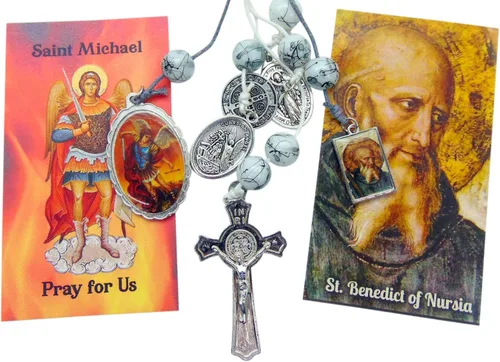 Vista 3 de St Benedict and Saint Michael Home Protection - Percha para puerta con cuentas de colores y dos tarjetas de oración