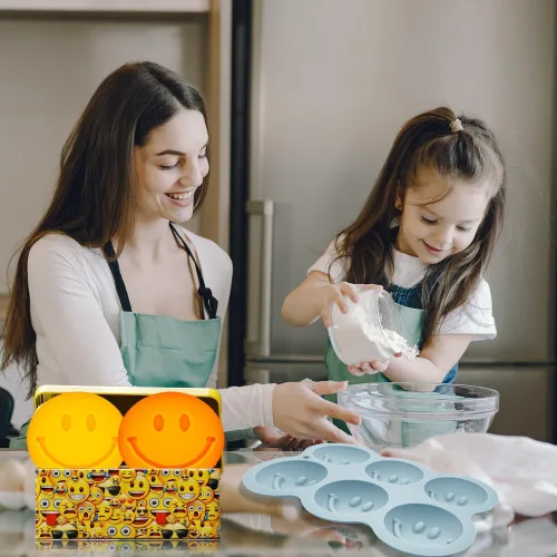 Vista 5 de Paquete de 2 moldes de silicona para gelatina de cara sonriente en 3D, molde para hornear con temática de emoticonos, bandeja de cubitos de hielo