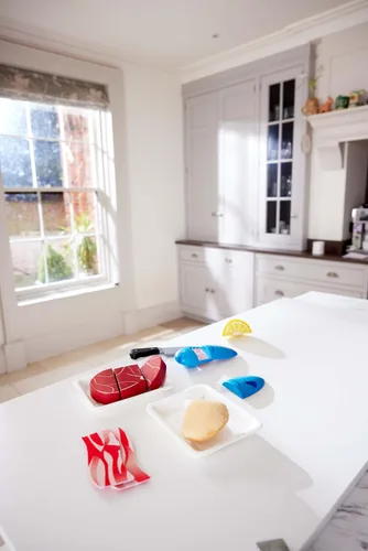 Vista 6 de Hape Tasty Proteins Set Juego de comida de madera para niños, juego básico de ingredientes y accesorios de cocina, multicolor