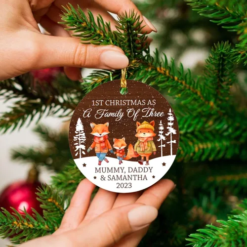 Vista 5 de Adorno personalizado de Our Christmas As A Family of Three 2025 – Primera Navidad como familia de 3 zorros – Regalos para padres recién nacidos