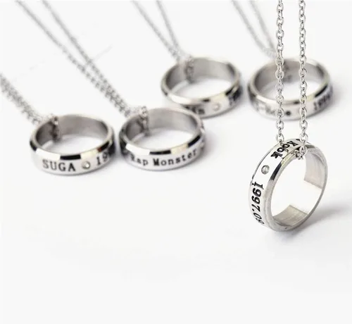 Vista 3 de Paquete de 8 anillos Kpop BTS Bangtan para niños con collar para regalos del ejército
