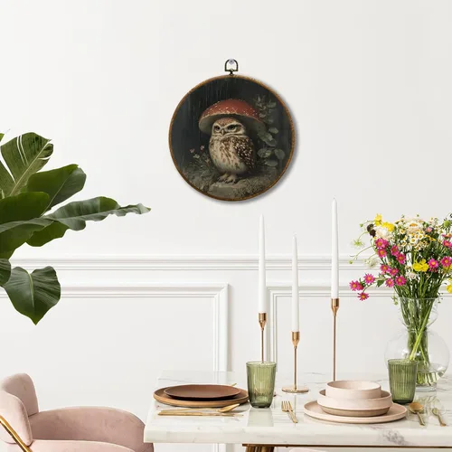 Vista 2 de JUIOEIU Decoración de pared redonda de búho de hongo con núcleo de cabaña, impresiones en lienzo enmarcadas con diseño de búho lluvioso oscuro